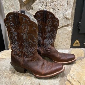 Ariat 8.5 B women’s cowboy boot. Worn once. In near mint condition.